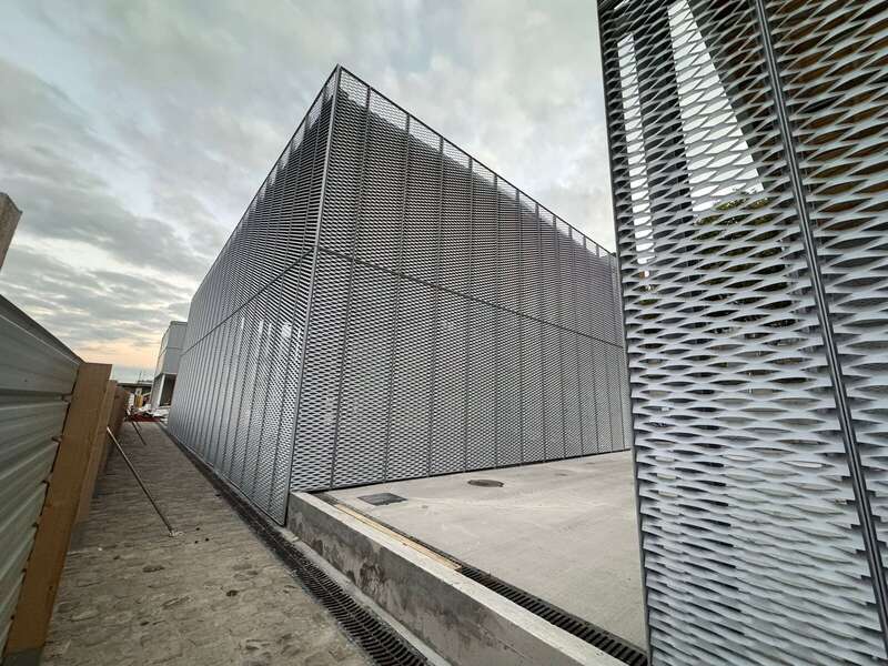 Façade en tôle déployée métallique