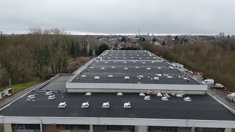 Vue aérienne par drone d'une grande toiture-terrasse industrielle