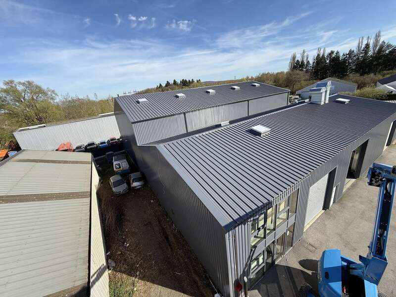 Bâtiment industriel : couverture en panneaux sandwich isolés et bardage double peau vertical