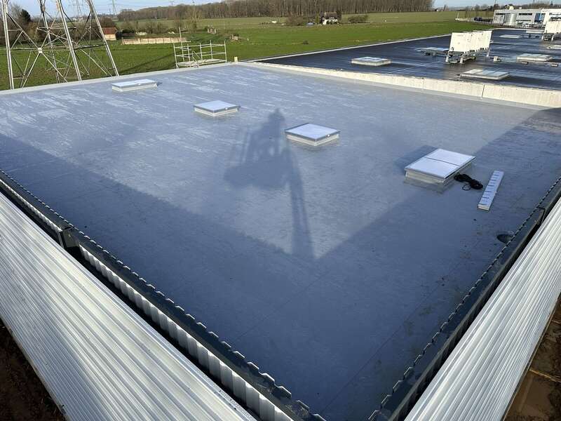 Toiture-terrasse avec membrane d'étanchéité et lanterneaux